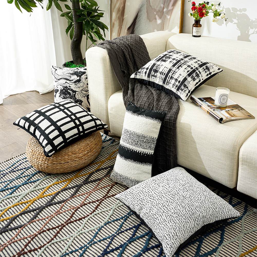 Bantal deco bertekstur chenille mewah