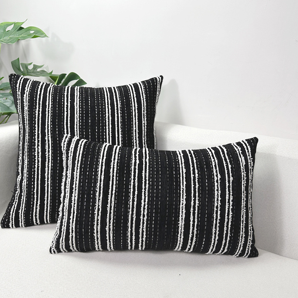 Bantal deco bertekstur chenille bergaris