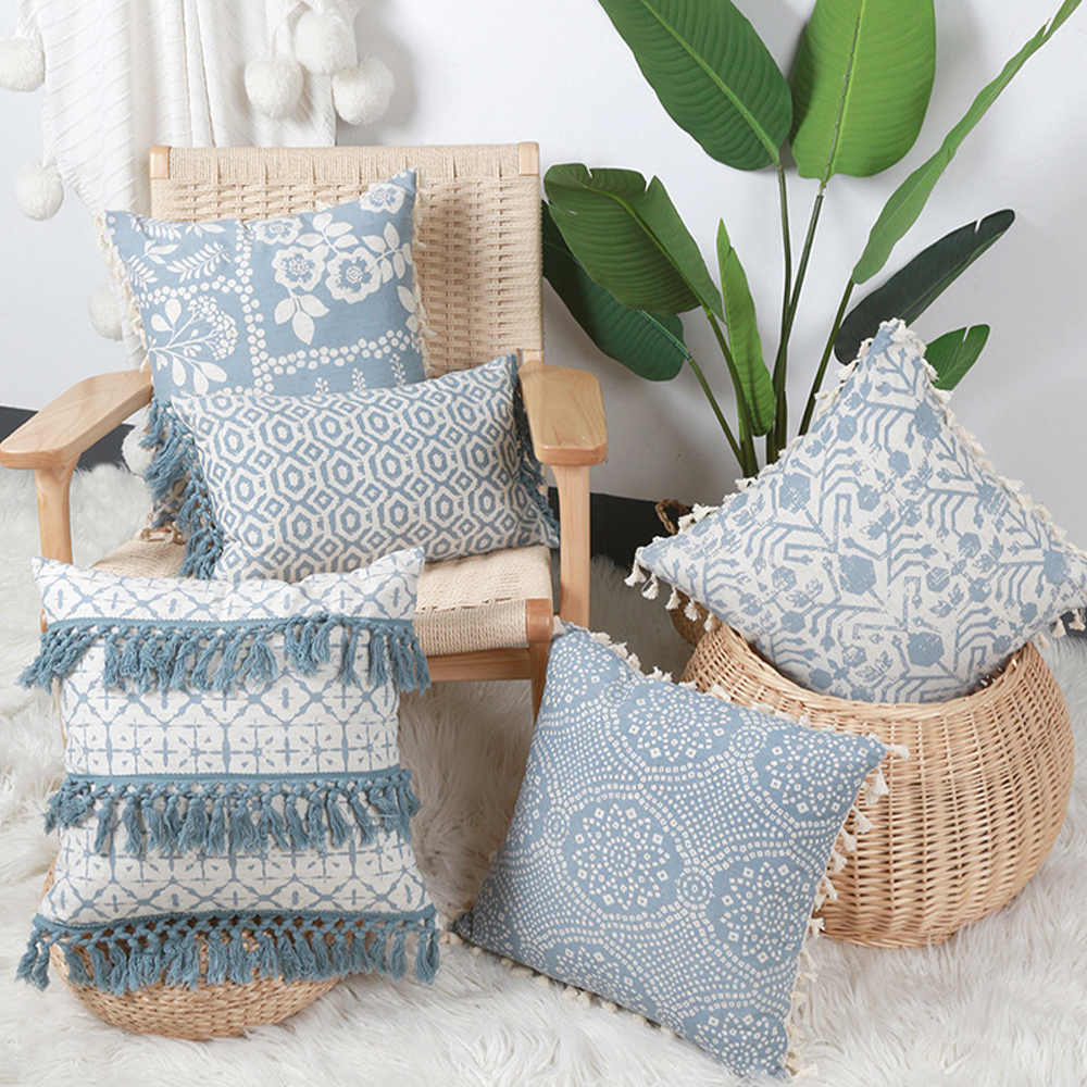 Bantal dekorasi bantal bermotif dengan rumbai
