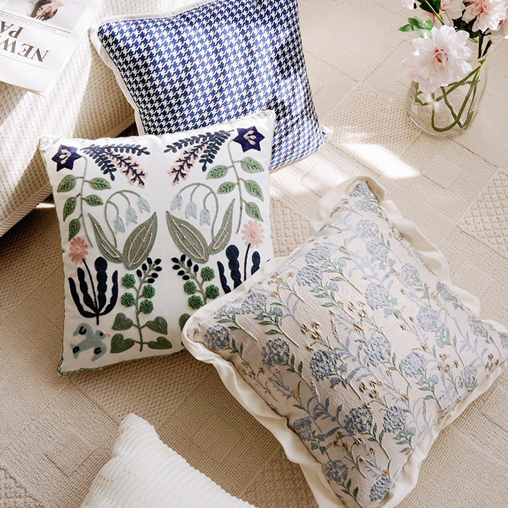 Bantal deco dengan sulaman botani yang halus