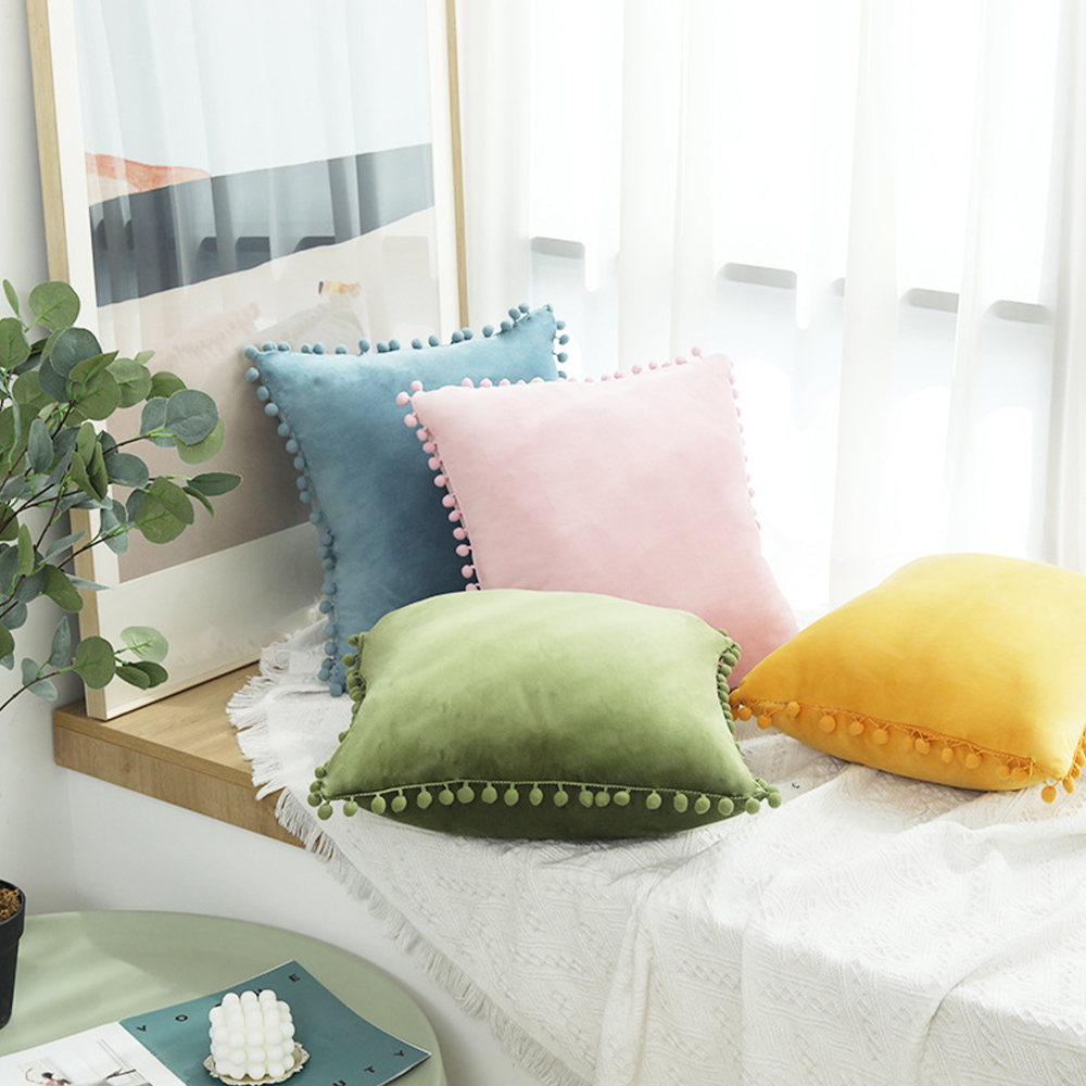 Bantal deco bantal beludru dengan pinggiran bola pom pom
