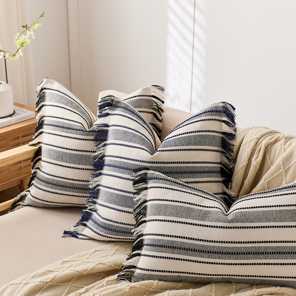 Bantal deco berpohon dengan pinggiran rumbai yang elegan