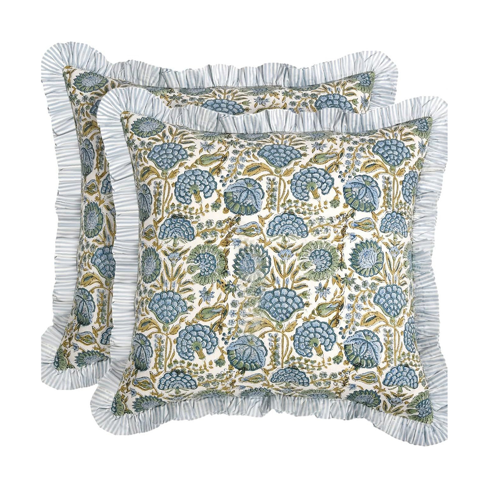 Bantal deco bermotif bunga dengan pinggiran frill