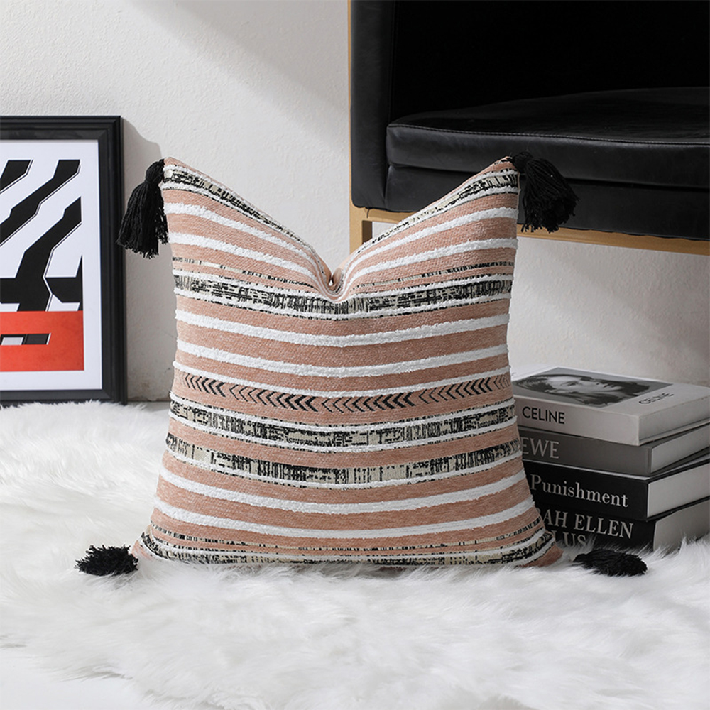 Bantal dekorasi bantal bertekstur chenille bergaris dengan rumbai