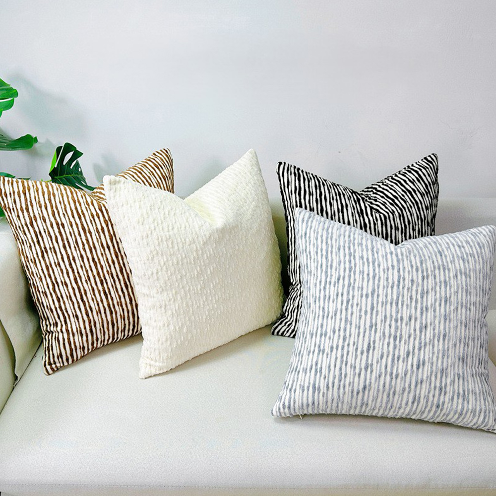 Bantal deco bantal chenille bergaris bertekstur